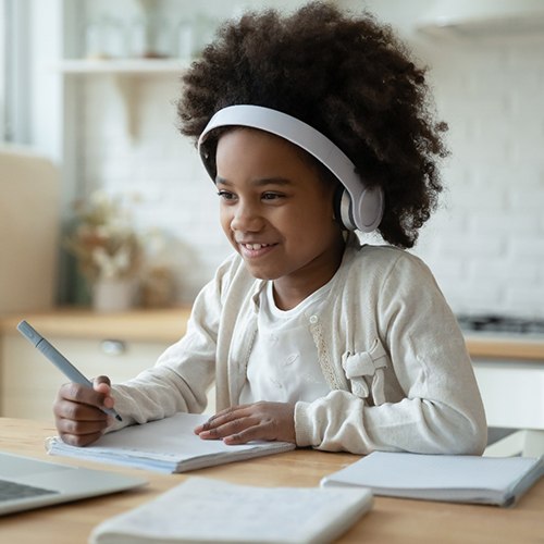 child doing online learning