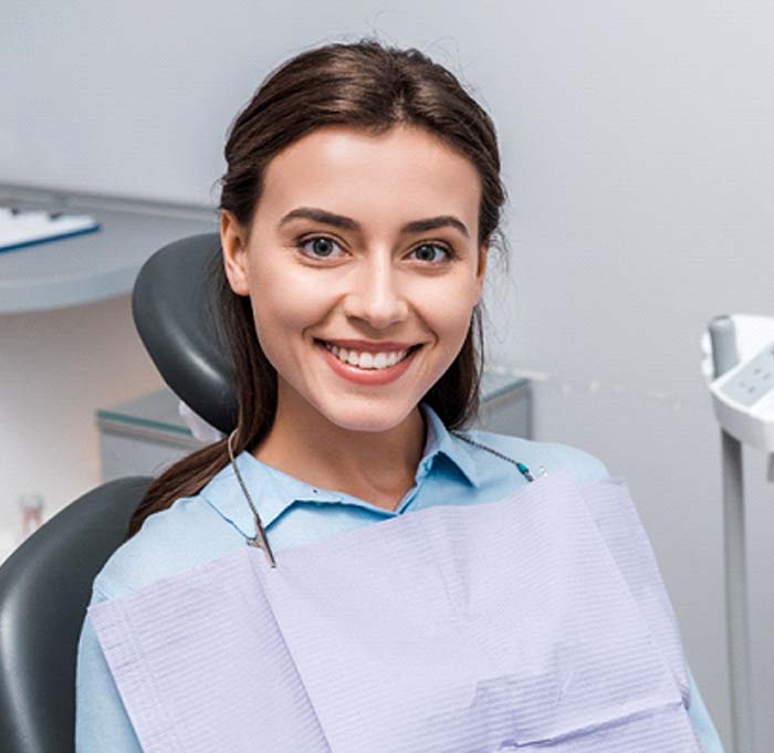 Woman seeing dentist in Indian Land 